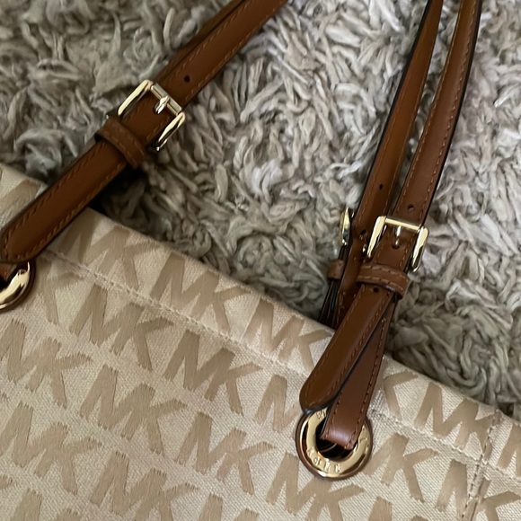 Michael kors handbag tote great condition! Clean inside and out! - Picture 1 of 7